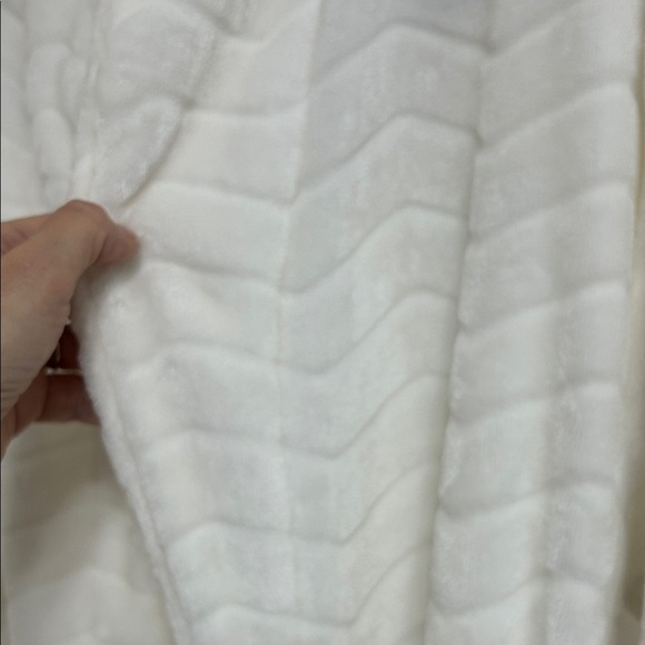 Plush Cream Chevron Bath Robe with Pockets and Belt Soft One Size Fits Most - Picture 8 of 10